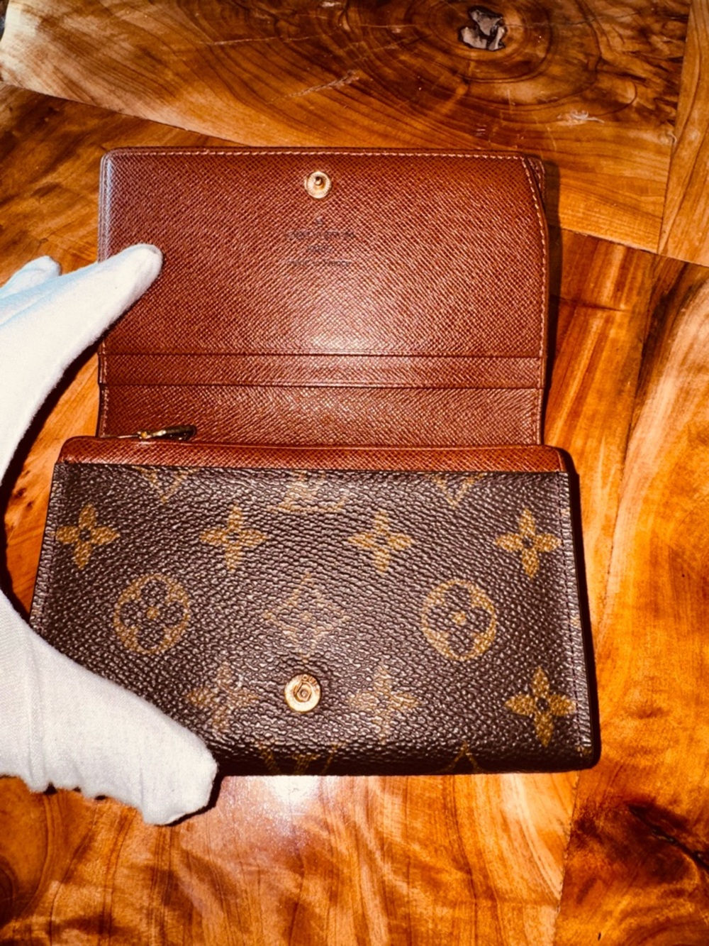 - Louis Vuitton Monogram Porte
Monnaie Billets Tresor Bifold
Wallet authentic - Picture 8 of 16